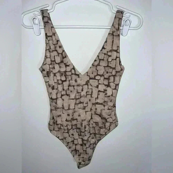 Aritzia x Babaton Contour Bodysuit size xs - Picture 2 of 11